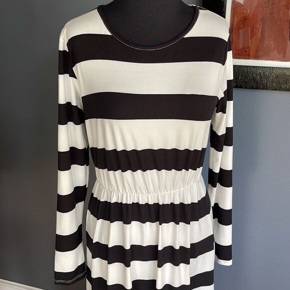 Betsey’s Boutique Shop black/white stripe elastic waist long sleeve T-shirt midi - Picture 2 of 5